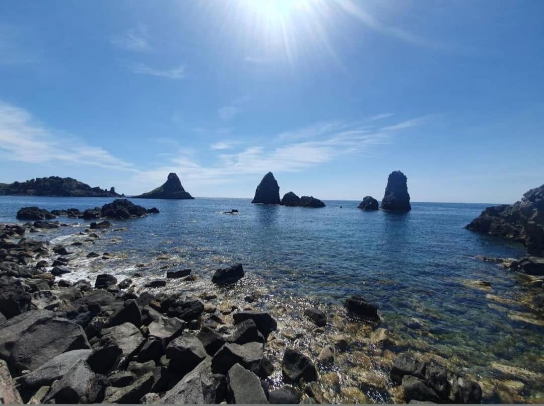 Casa Vacanze Aci Trezza In Front Of The Sea Aci Castello Exterior photo